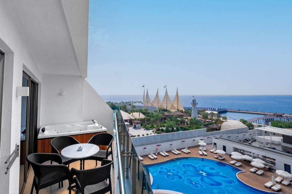 Rubi Platinum Sign - All inclusive — Swimming pool in Alanya