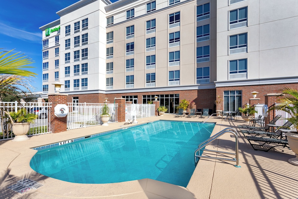 Holiday Inn Winter Haven by IHG — Swimming pool in Winter Haven, Florida
