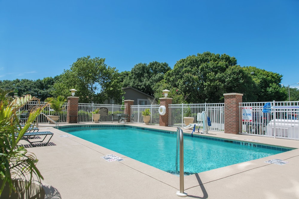Holiday Inn Winter Haven by IHG — Swimming pool in Winter Haven, Florida