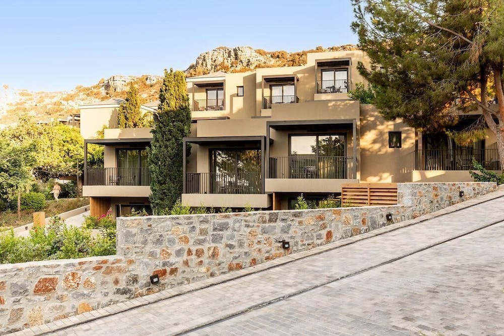 Elios Hill - Sun Kissed Happiness — Hotel building in Hersonissos