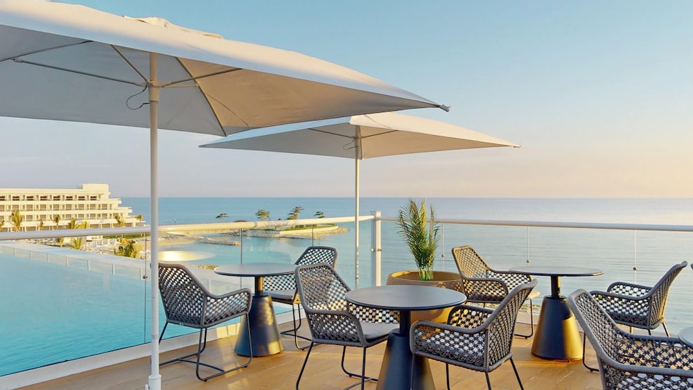 Princess Grand Jamaica Resort - All Inclusive — Restaurant & bars in Green Island