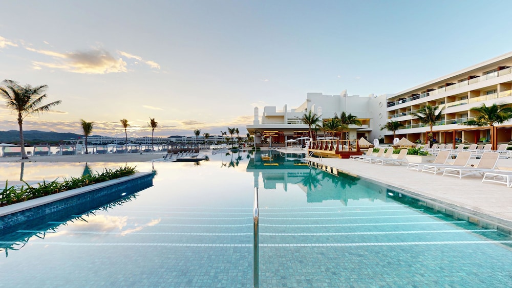 Princess Grand Jamaica Resort - All Inclusive — Swimming pool in Green Island