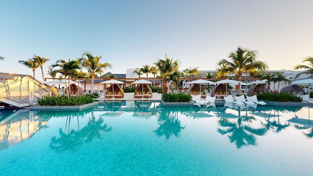 Princess Grand Jamaica Resort - All Inclusive — Swimming pool in Green Island
