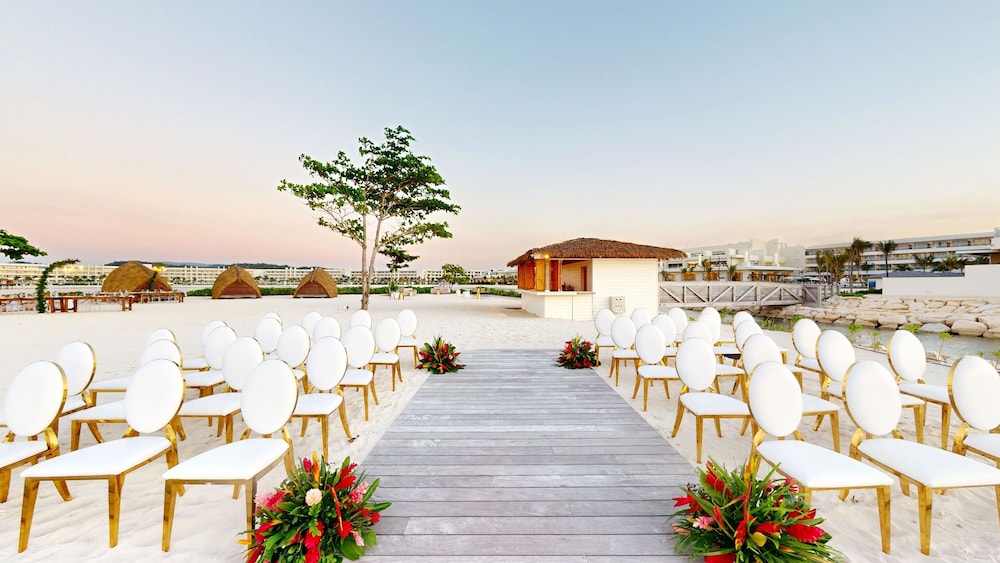 Princess Grand Jamaica Resort - All Inclusive — Hotel building in Green Island