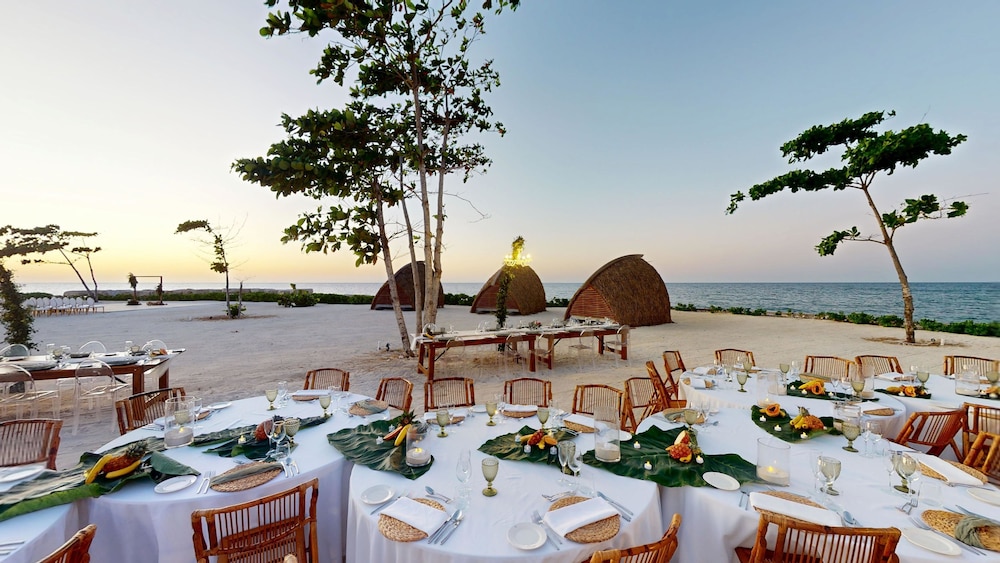Princess Grand Jamaica Resort - All Inclusive — Restaurant & bars in Green Island