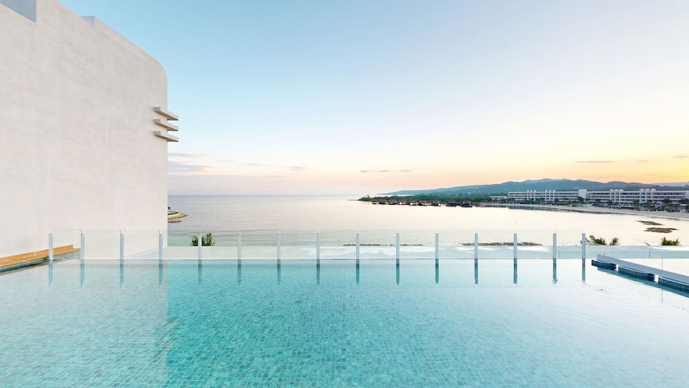 Princess Grand Jamaica Resort - All Inclusive — Swimming pool in Green Island