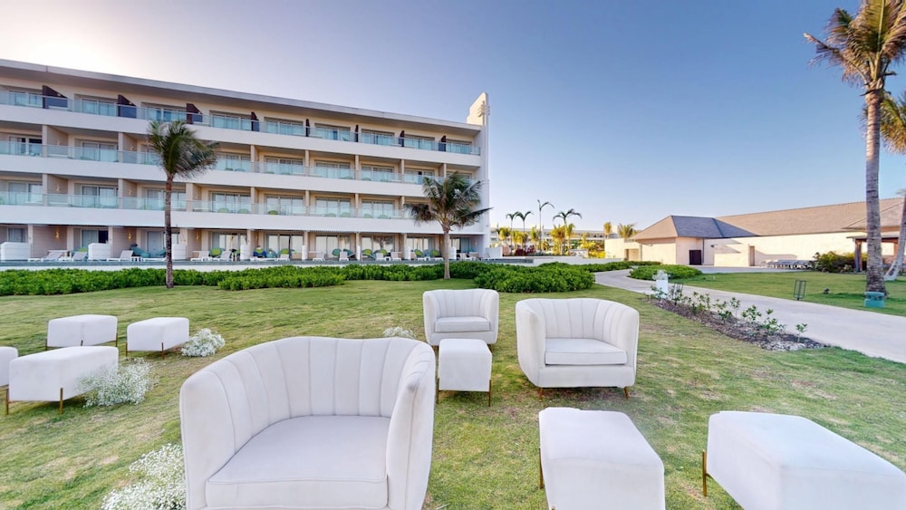 Princess Grand Jamaica Resort - All Inclusive — Hotel building in Green Island