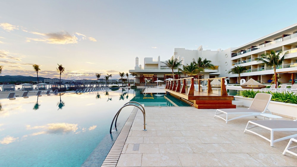 Princess Grand Jamaica Resort - All Inclusive — Swimming pool in Green Island