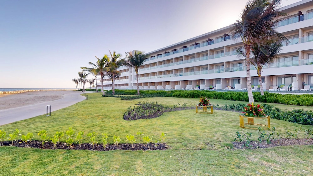 Princess Grand Jamaica Resort - All Inclusive — Hotel building in Green Island