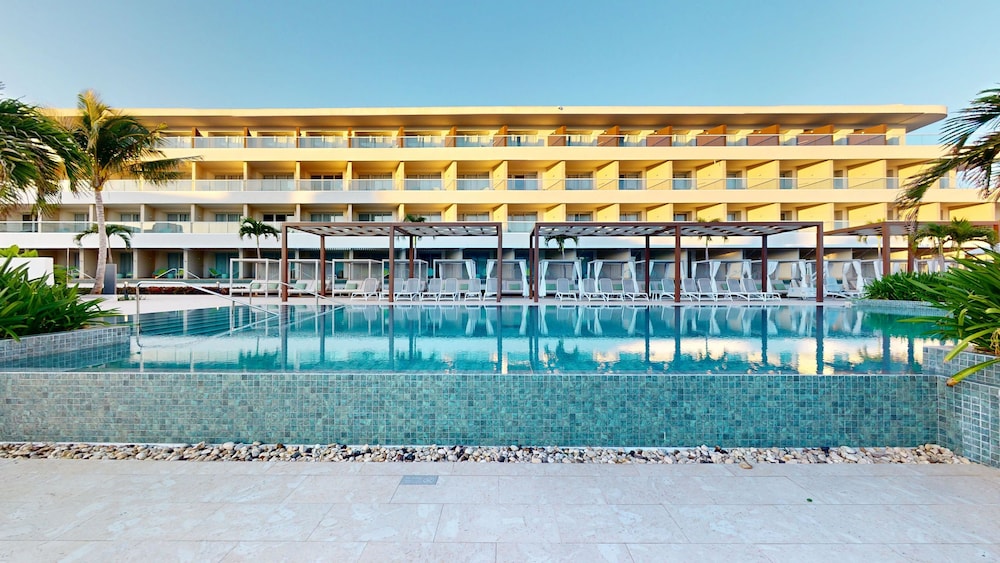 Princess Grand Jamaica Resort - All Inclusive — Swimming pool in Green Island