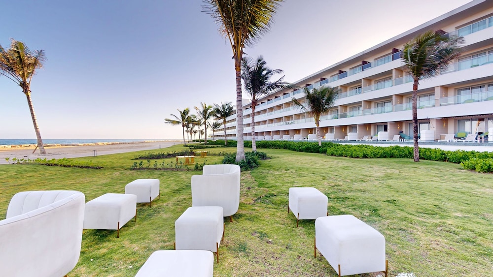Princess Grand Jamaica Resort - All Inclusive — Hotel building in Green Island