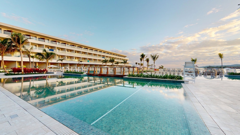 Princess Grand Jamaica Resort - All Inclusive — Swimming pool in Green Island