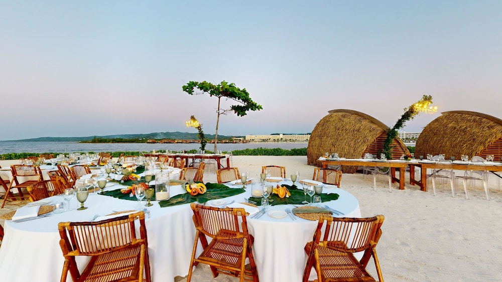 Princess Grand Jamaica Resort - All Inclusive — Restaurant & bars in Green Island