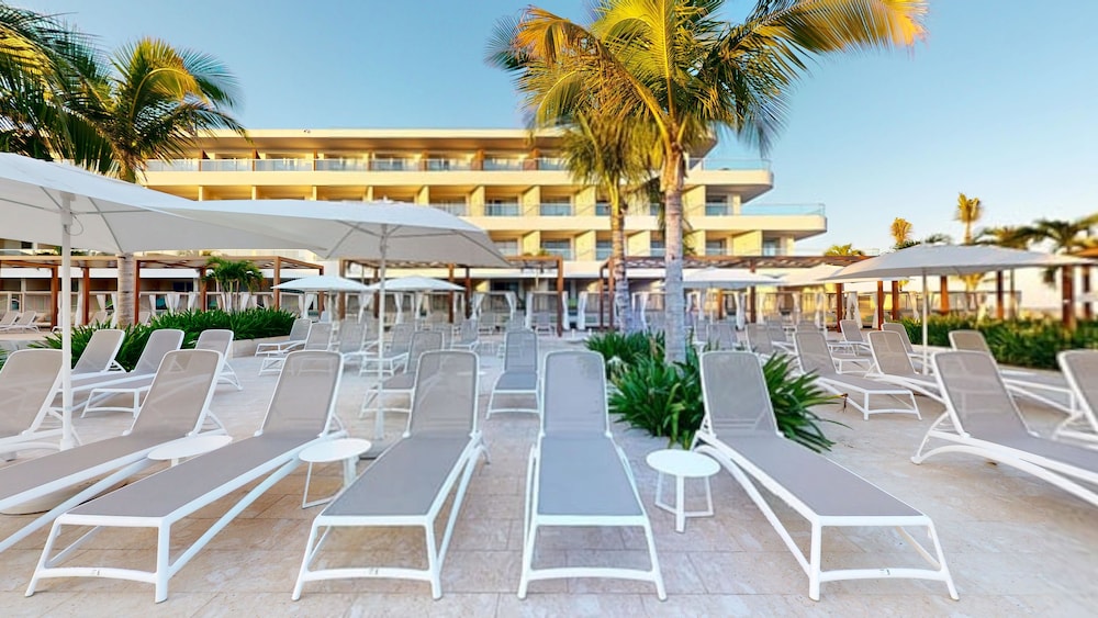 Princess Grand Jamaica Resort - All Inclusive — Hotel building in Green Island