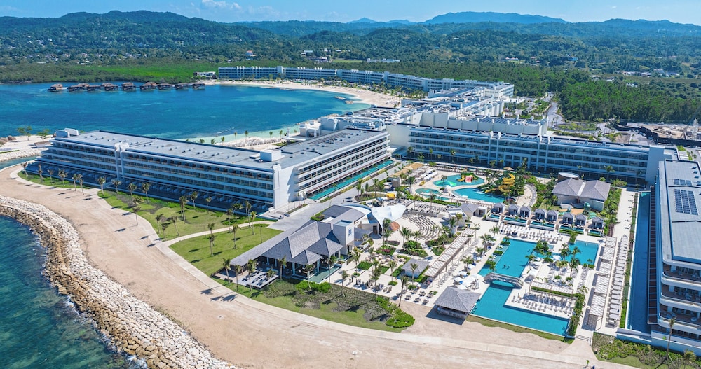 Princess Grand Jamaica Resort - All Inclusive — Hotel building in Green Island