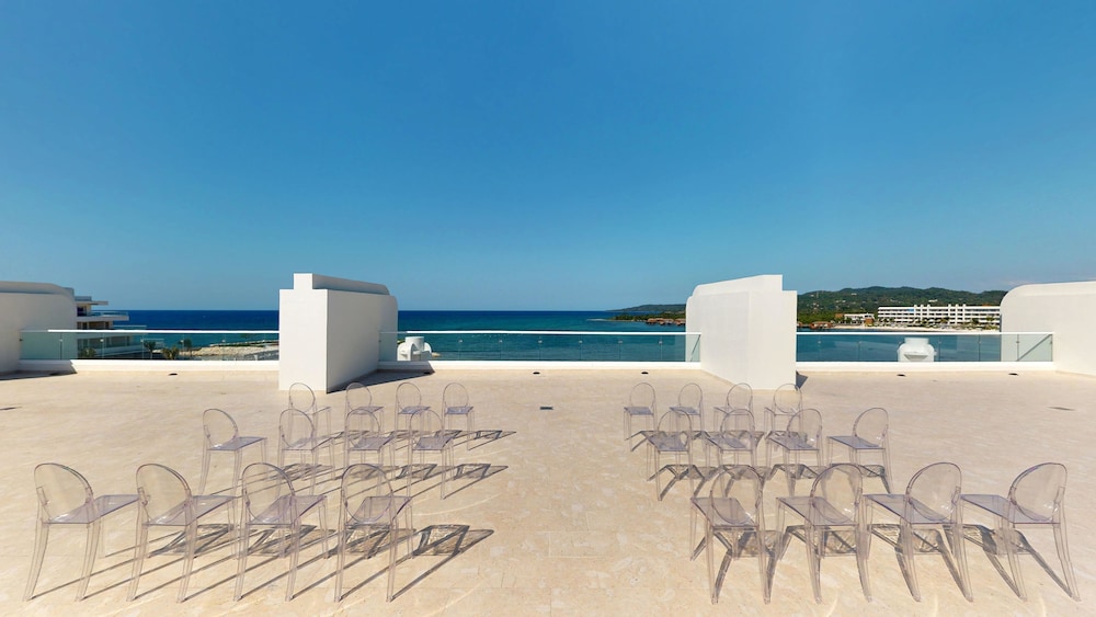 Princess Grand Jamaica Resort - All Inclusive — Hotel building in Green Island