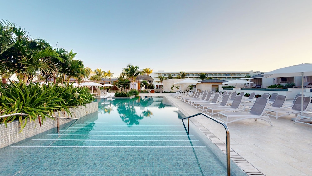 Princess Grand Jamaica Resort - All Inclusive — Swimming pool in Green Island