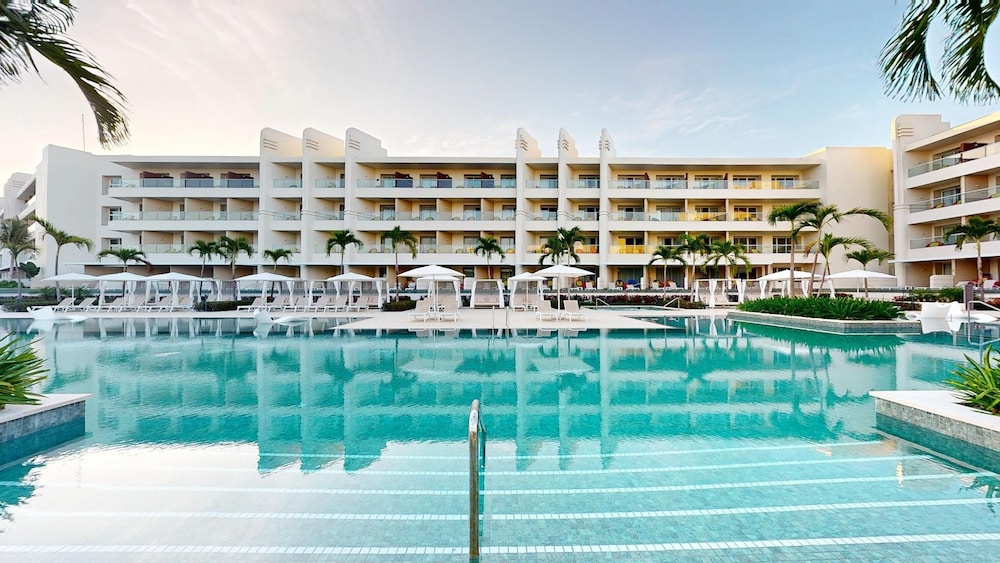 Princess Senses The Mangrove Resort - Luxury Adults Only - All Inclusive — Hotel building in Green Island