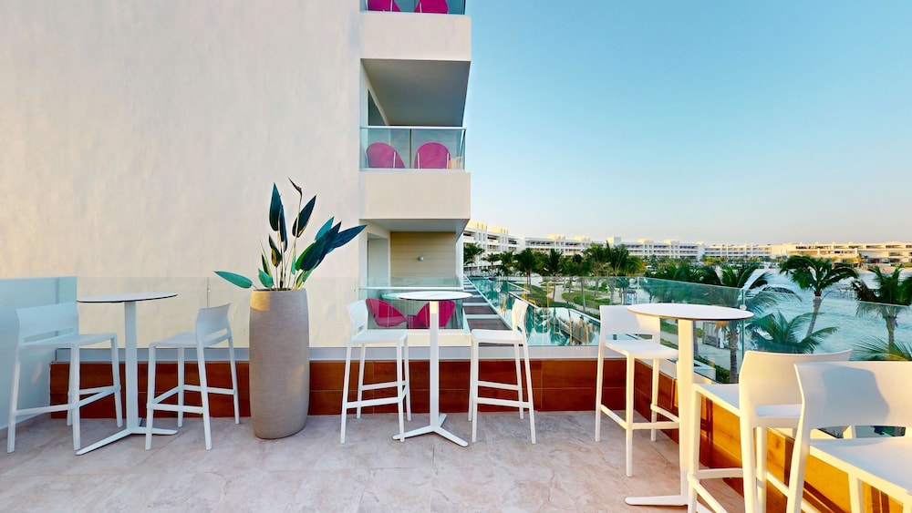Princess Senses The Mangrove Resort - Luxury Adults Only - All Inclusive — Hotel building in Green Island
