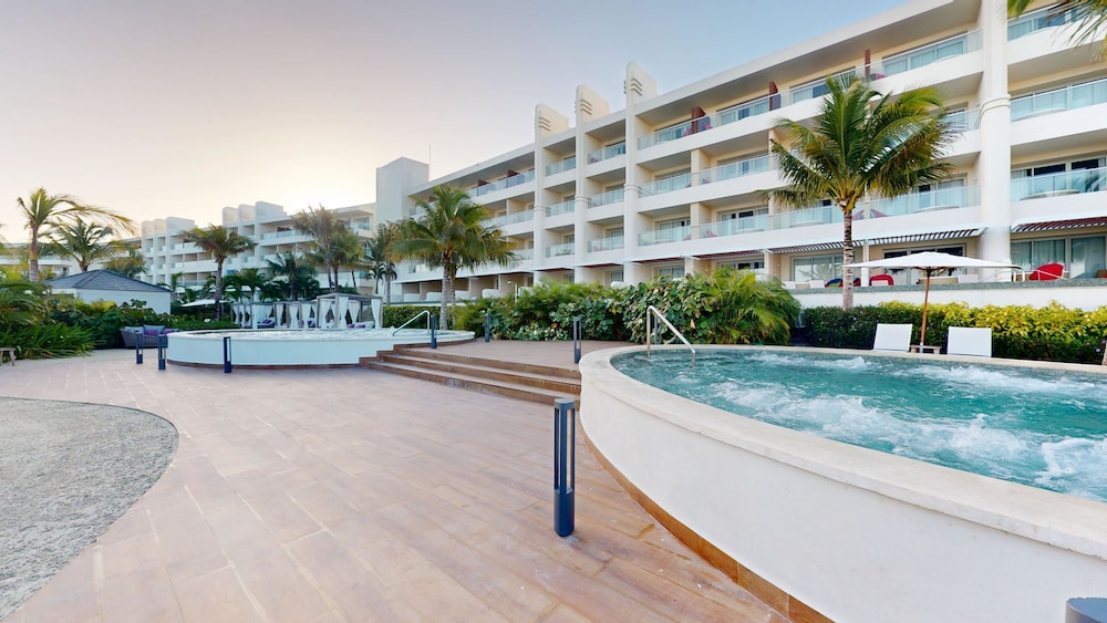 Princess Senses The Mangrove Resort - Luxury Adults Only - All Inclusive — Hotel building in Green Island