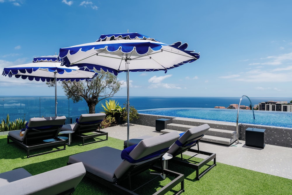 The Reserve - The Leading Hotels of the World - Savoy Signature — Swimming pool in Funchal, Madeira