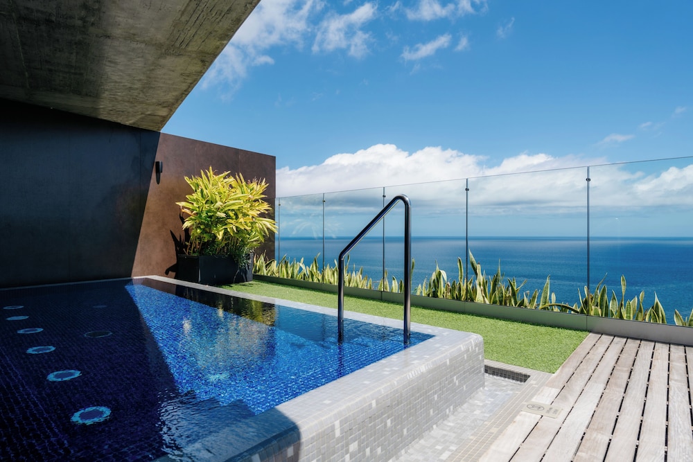 The Reserve - The Leading Hotels of the World - Savoy Signature — Swimming pool in Funchal, Madeira