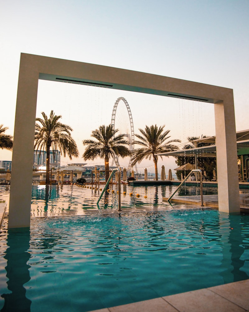 DoubleTree by Hilton Dubai - Jumeirah Beach — Swimming pool in Dubai