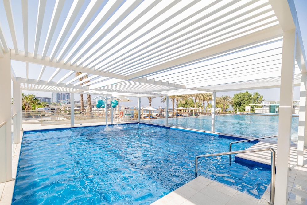 DoubleTree by Hilton Dubai - Jumeirah Beach — Swimming pool in Dubai