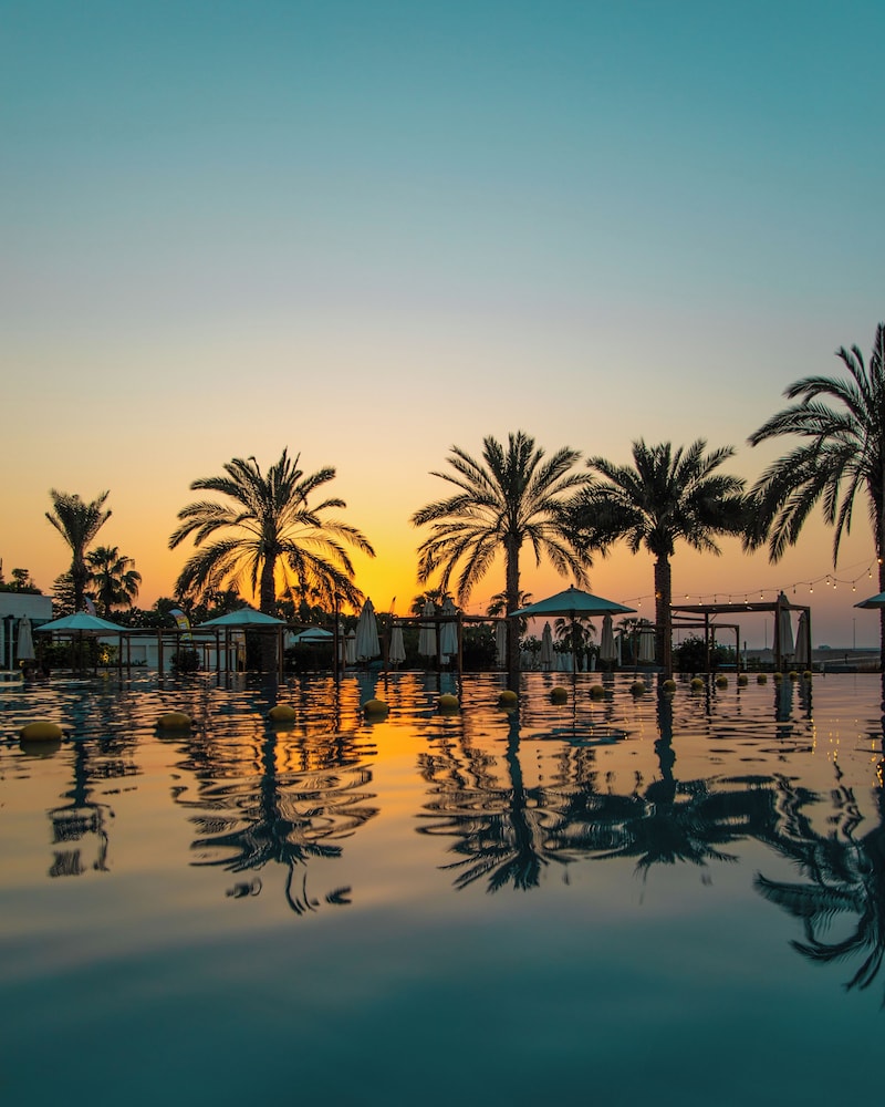 DoubleTree by Hilton Dubai - Jumeirah Beach — Swimming pool in Dubai
