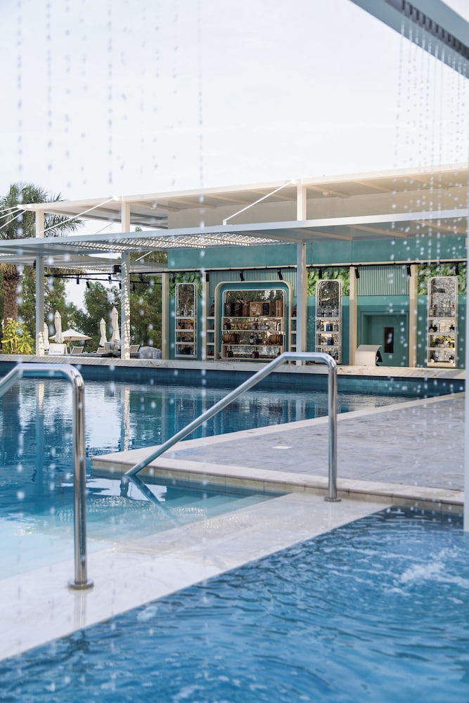 DoubleTree by Hilton Dubai - Jumeirah Beach — Swimming pool in Dubai