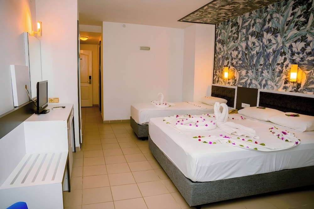 Azak Beach Hotel — Hotel rooms in Alanya