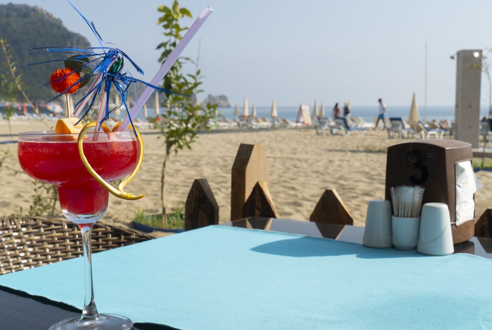 Azak Beach Hotel — Beach in Alanya