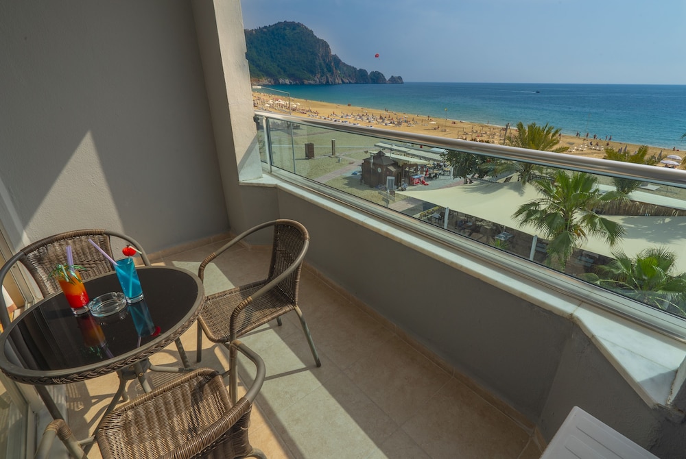 Azak Beach Hotel — Hotel rooms in Alanya