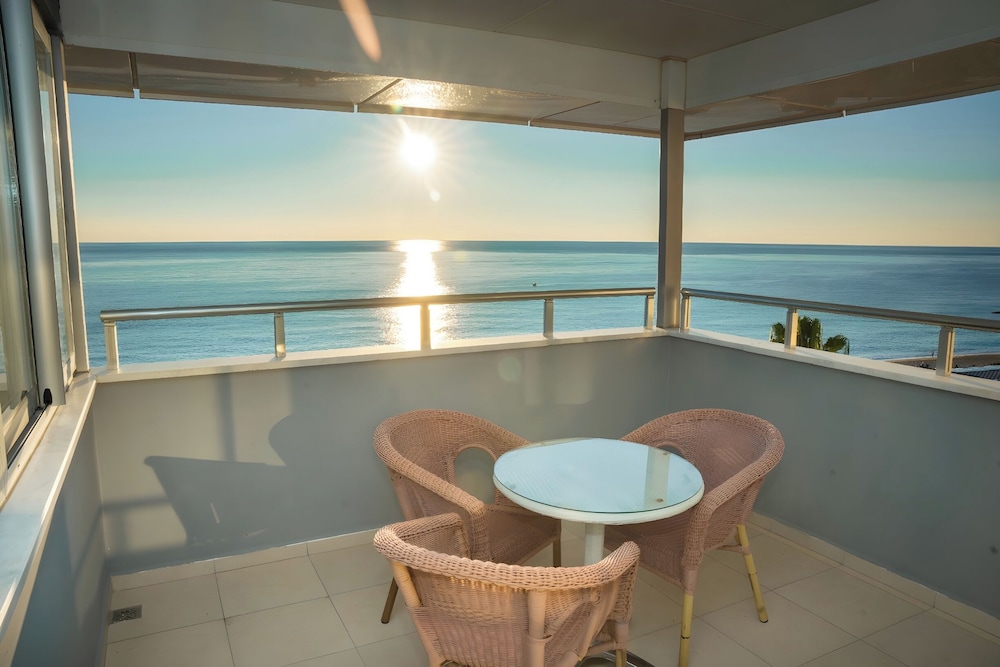Azak Beach Hotel — Hotel rooms in Alanya