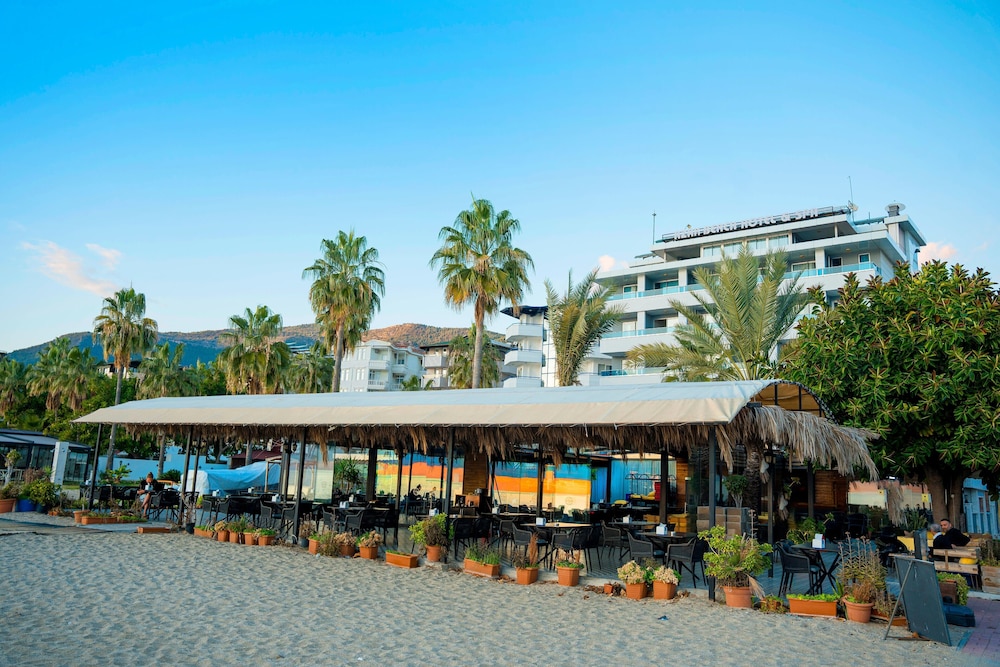 Azak Beach Hotel — Restaurant & bars in Alanya