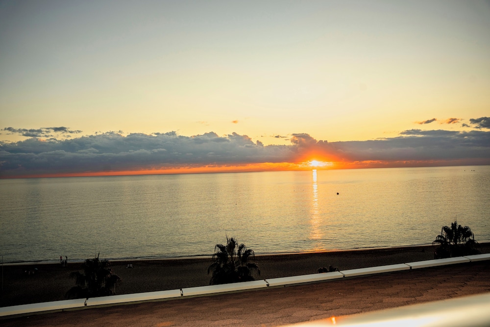 Azak Beach Hotel — Beach in Alanya