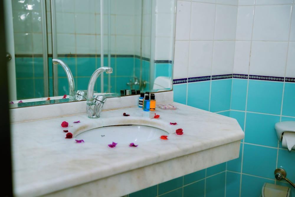 Azak Beach Hotel — Hotel rooms in Alanya