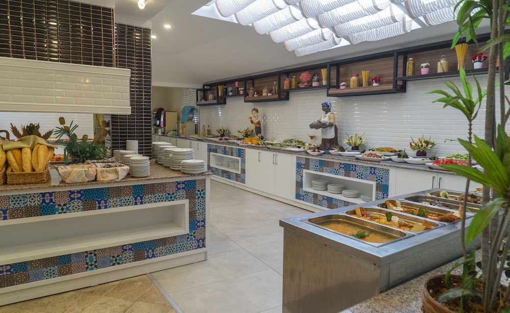Azak Beach Hotel — Restaurant & bars in Alanya