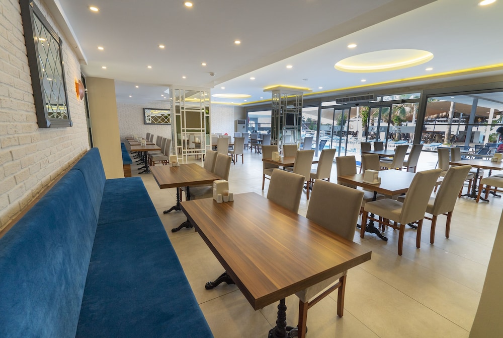 Azak Beach Hotel — Restaurant & bars in Alanya