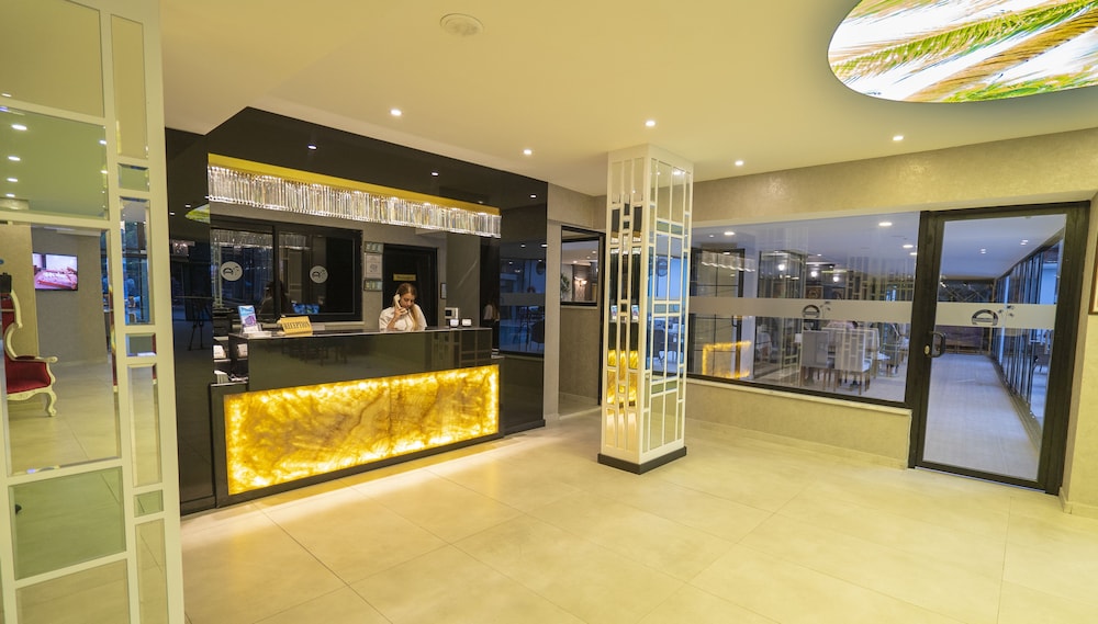 Azak Beach Hotel — Hotel building in Alanya