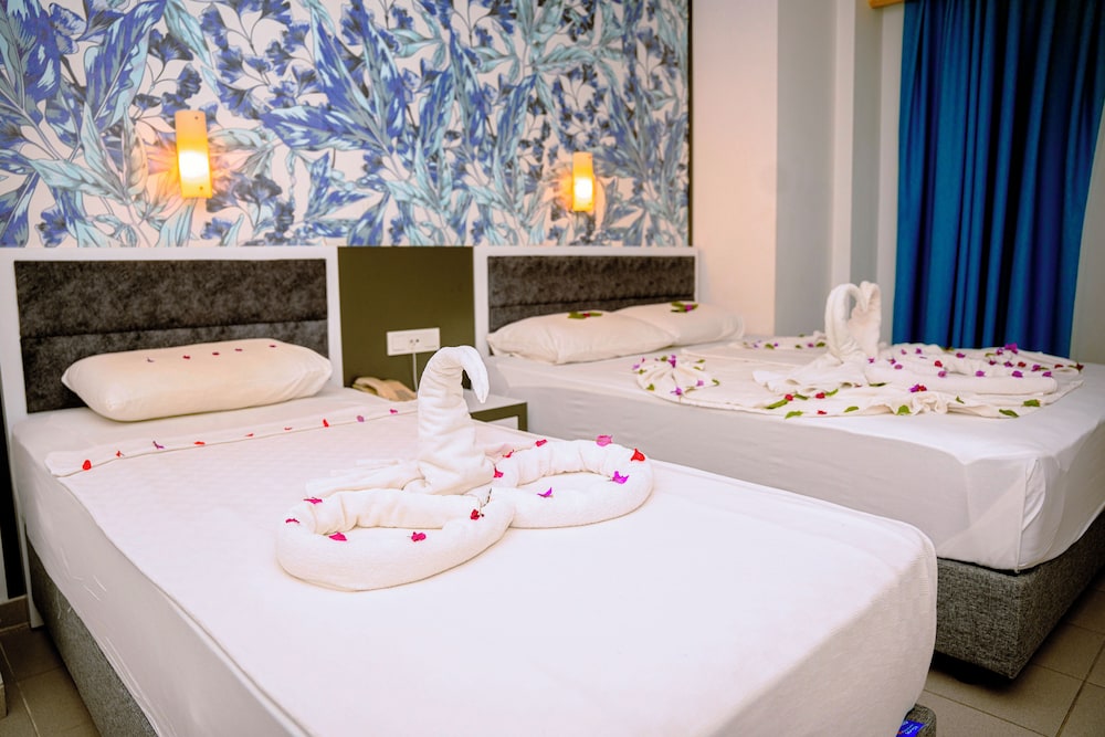 Azak Beach Hotel — Hotel rooms in Alanya