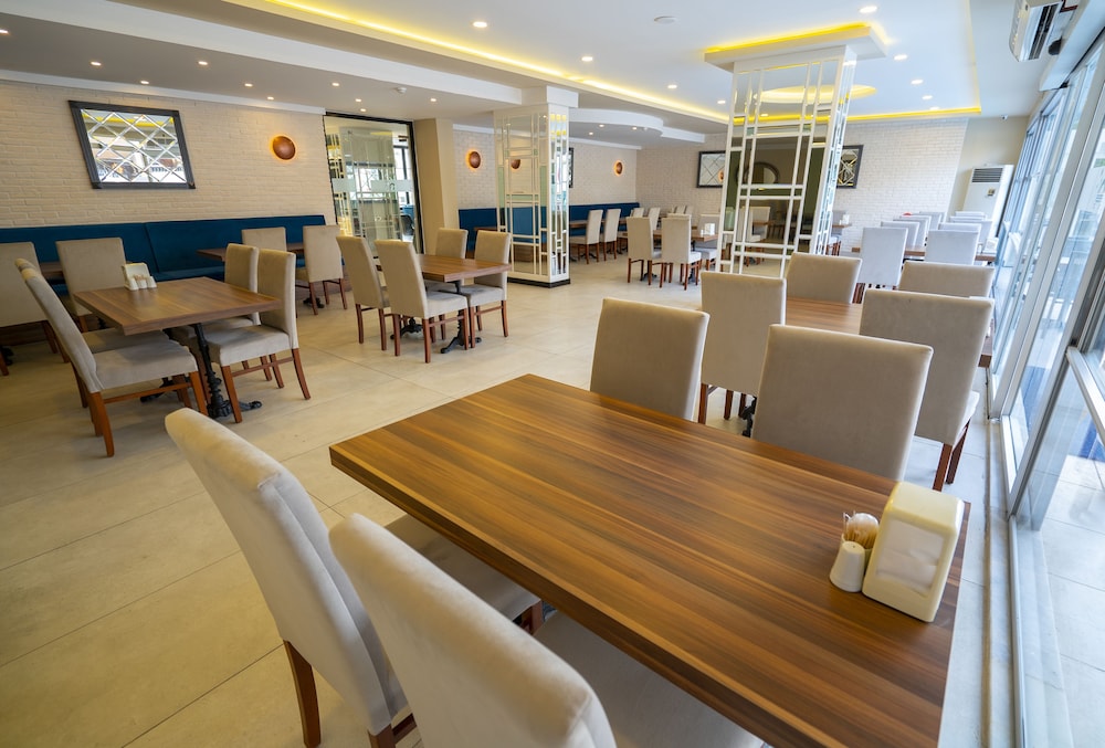Azak Beach Hotel — Restaurant & bars in Alanya