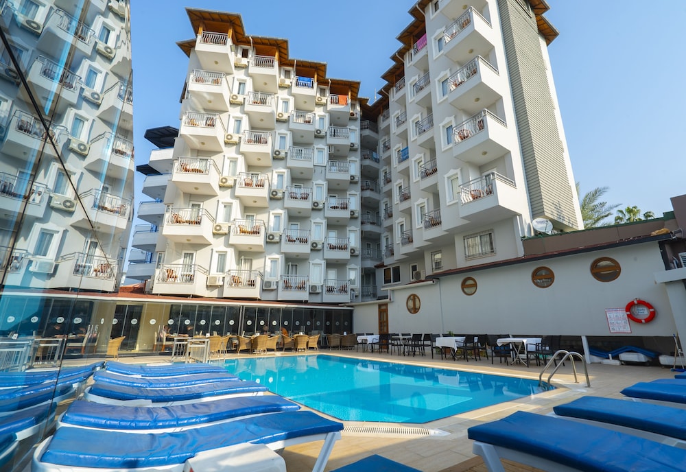 Azak Beach Hotel — Hotel building in Alanya