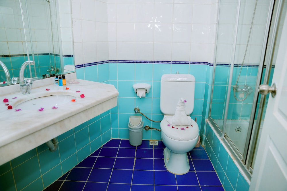 Azak Beach Hotel — Hotel rooms in Alanya
