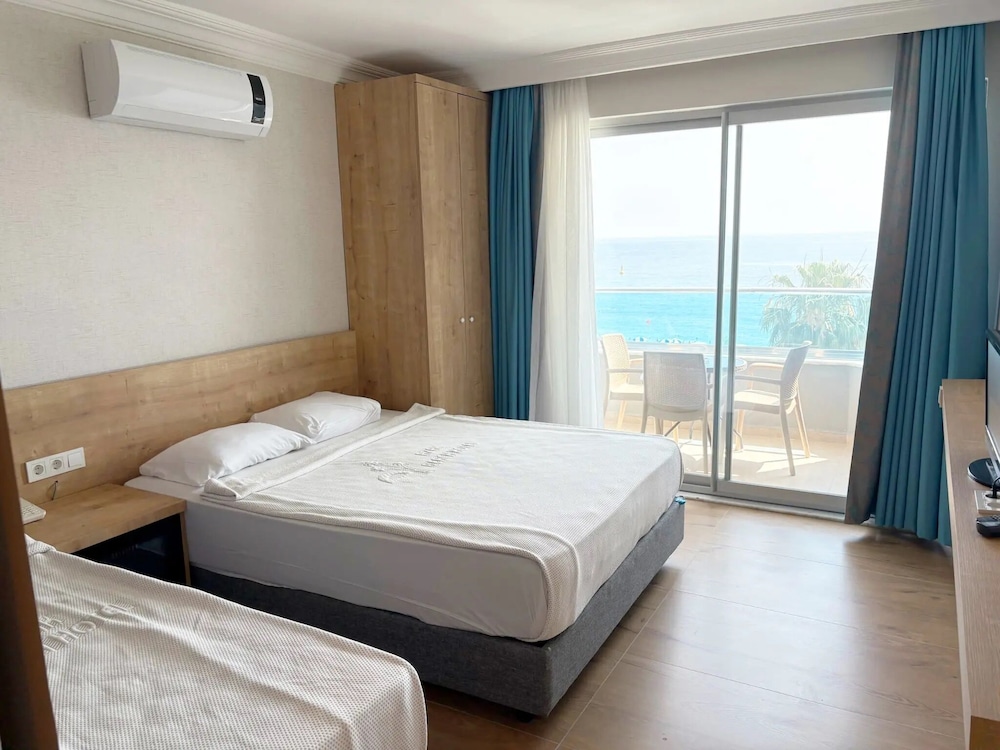 Azak Beach Hotel — Hotel rooms in Alanya