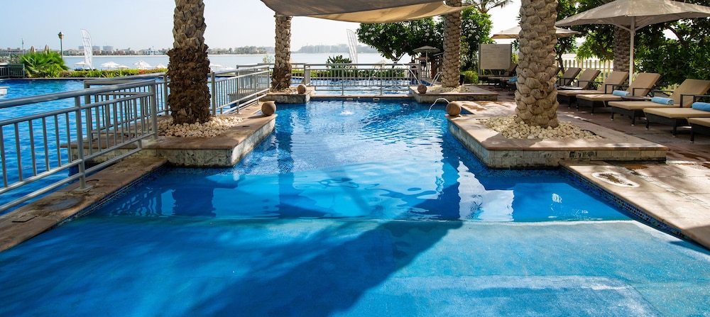 Mövenpick Hotel Jumeirah Lakes Towers — Swimming pool in Dubai