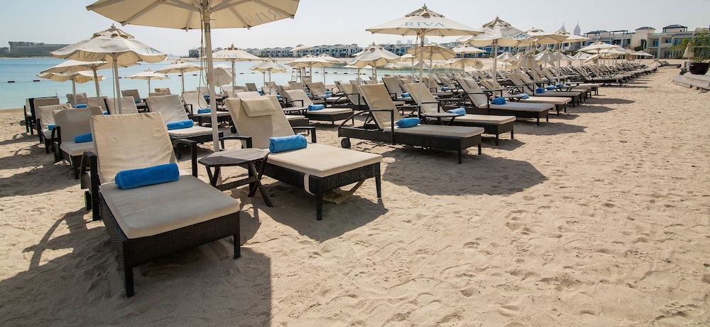 Mövenpick Hotel Jumeirah Lakes Towers — Beach in Dubai