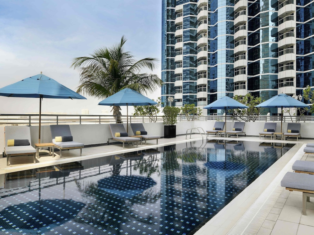 Mövenpick Hotel Jumeirah Lakes Towers — Swimming pool in Dubai