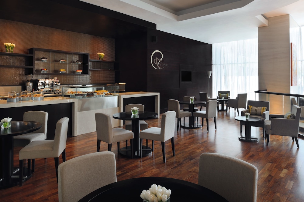 Mövenpick Hotel Jumeirah Lakes Towers — Restaurant & bars in Dubai