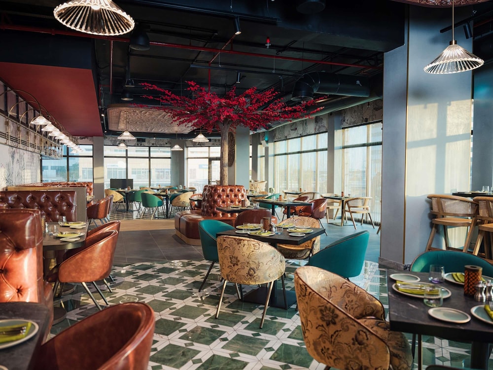 Mövenpick Hotel Jumeirah Lakes Towers — Restaurant & bars in Dubai